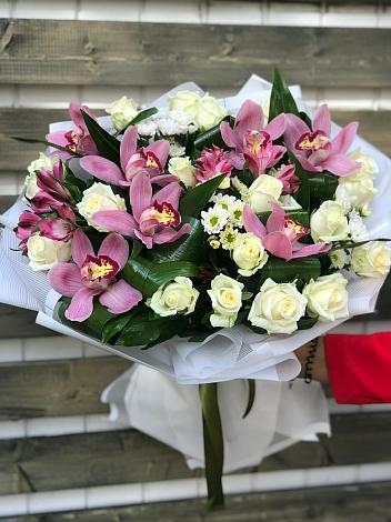 Букет цветов из: Розы и Хризантемы в Покойном