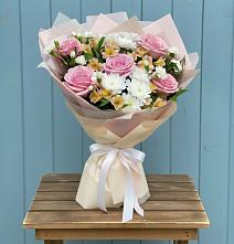 Букет цветов из:  Гвоздики, Орхидеи и Розы в Покойном