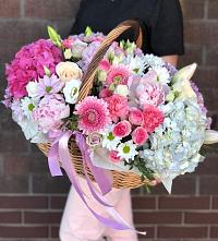 Композиция солнечный день в Покойном Цветочная композиция из Розы, Хризантемы, Пионы и Лизиантусы в корзине в Покойном