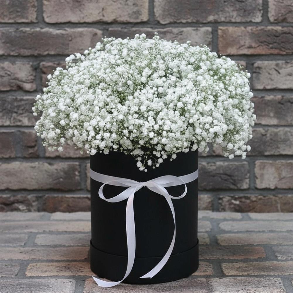 Цветочная композиция из Гипсофила в шляпной коробке в Покойном