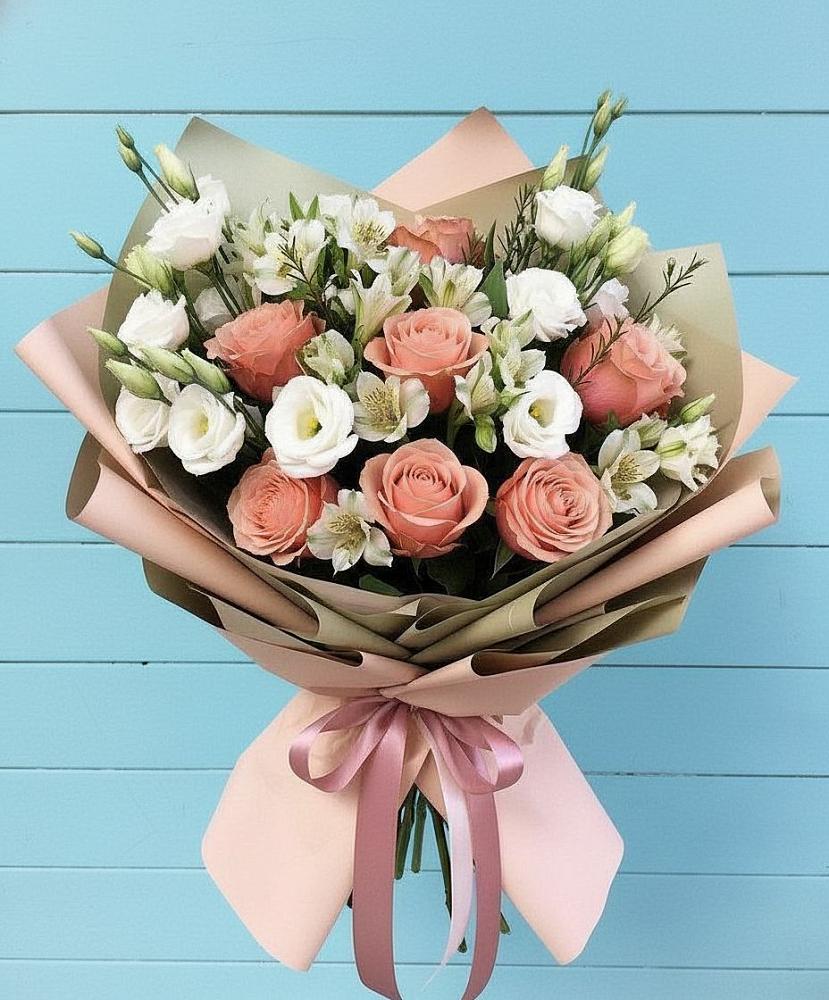 Букет цветов из: Розы, Альстромерии и Лизиантусы в Покойном