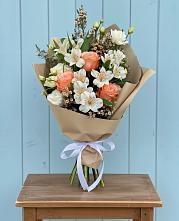 Букет цветов из:  Альстромерии, Лизиантусы, Розы и Хризантемы в Покойном
