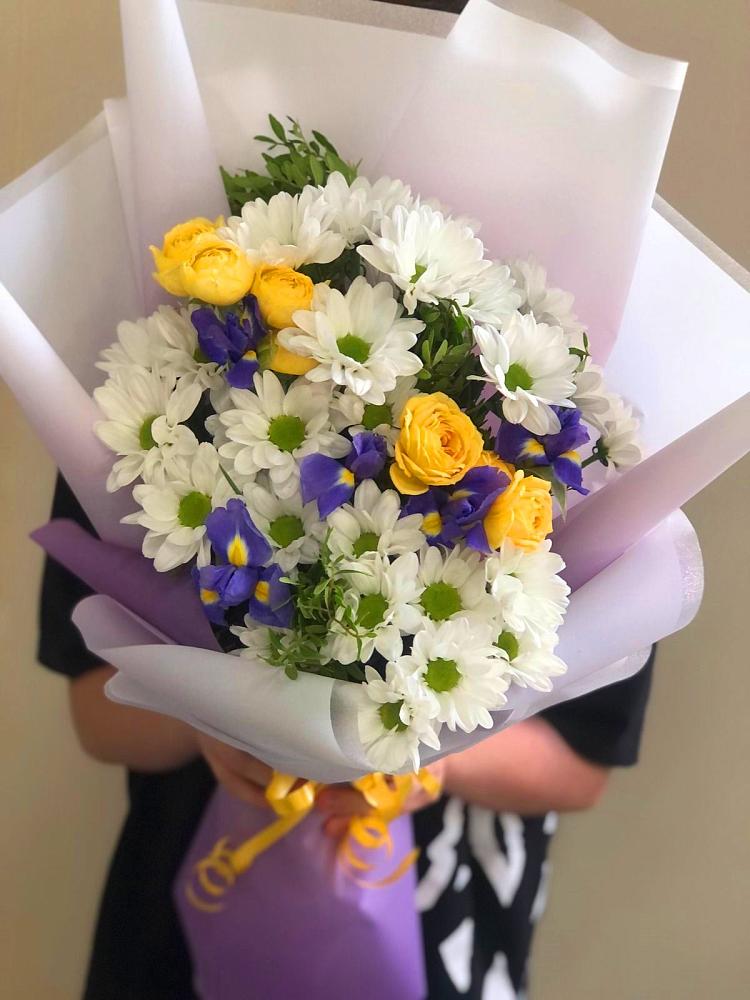 Букет цветов из: Ирисы, Хризантемы и Розы в Покойном