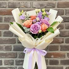 Букет цветов из:  Лизиантусы и Розы в Покойном