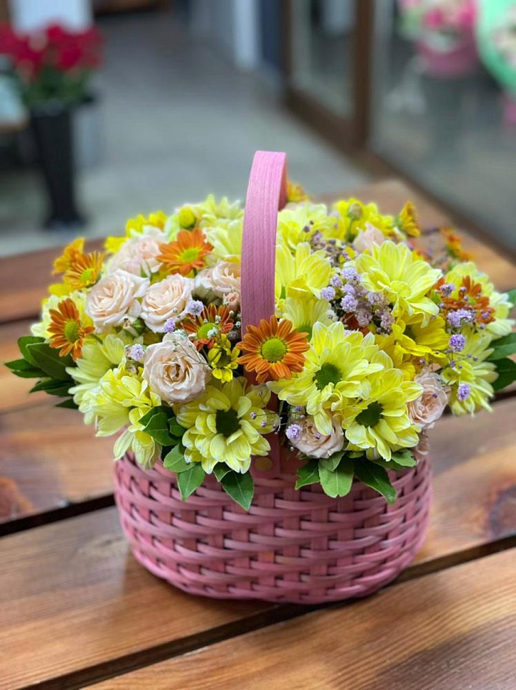 Цветочная композиция из Хризантемы и Розы в корзине в Покойном