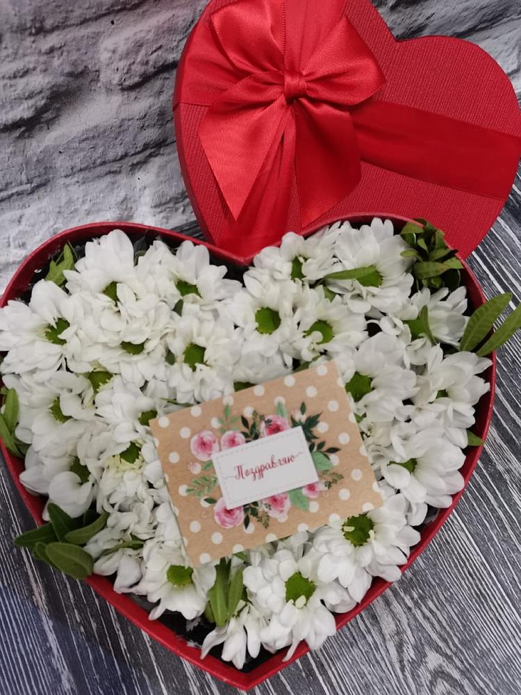 Цветочная композиция из Хризантемы в виде сердца в Покойном