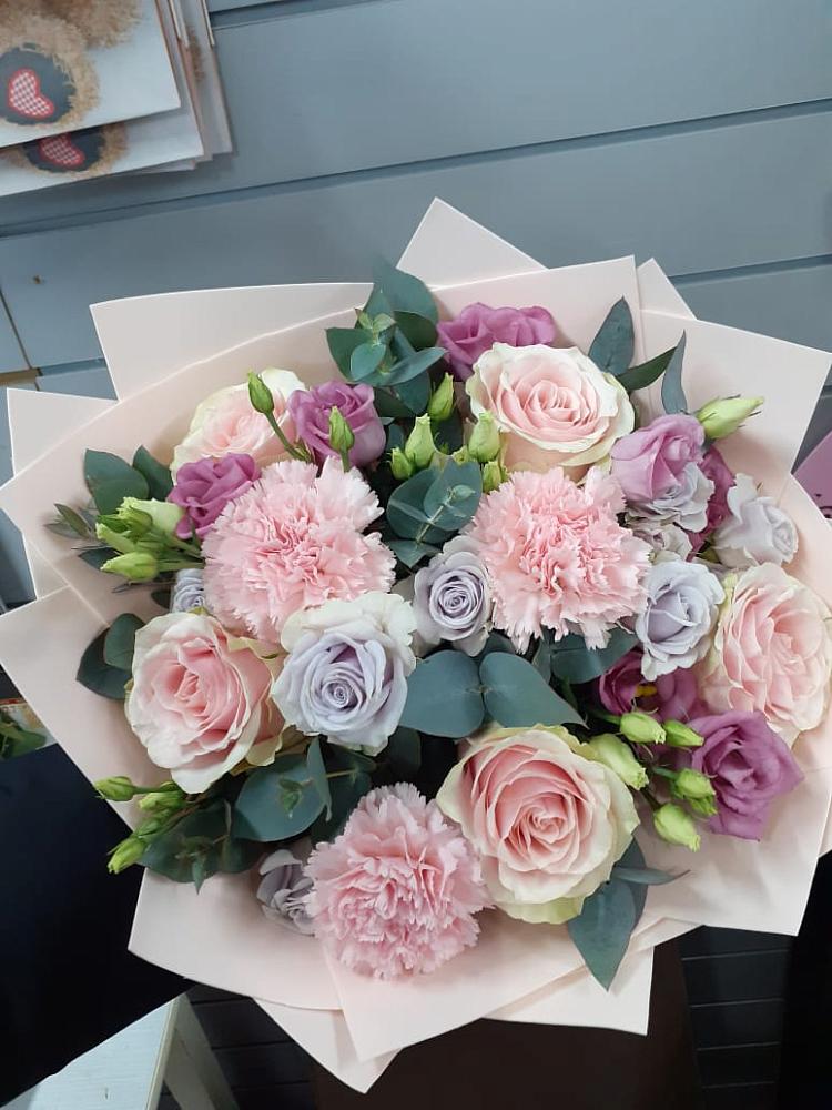 Букет цветов из: Розы, Гвоздики и Лизиантусы в Покойном