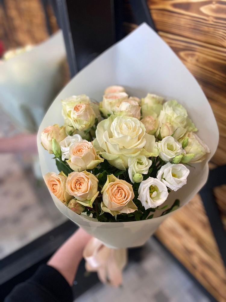 Букет цветов из: Розы и Лизиантусы в Покойном